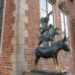 Die Statue der Bremer Stadtmusikanten an der Fassade des Rathauses in Bremen.
