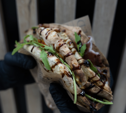 Gefaltete Pizza mit Rucola und Balsamico bei 450 Folded Dortmund