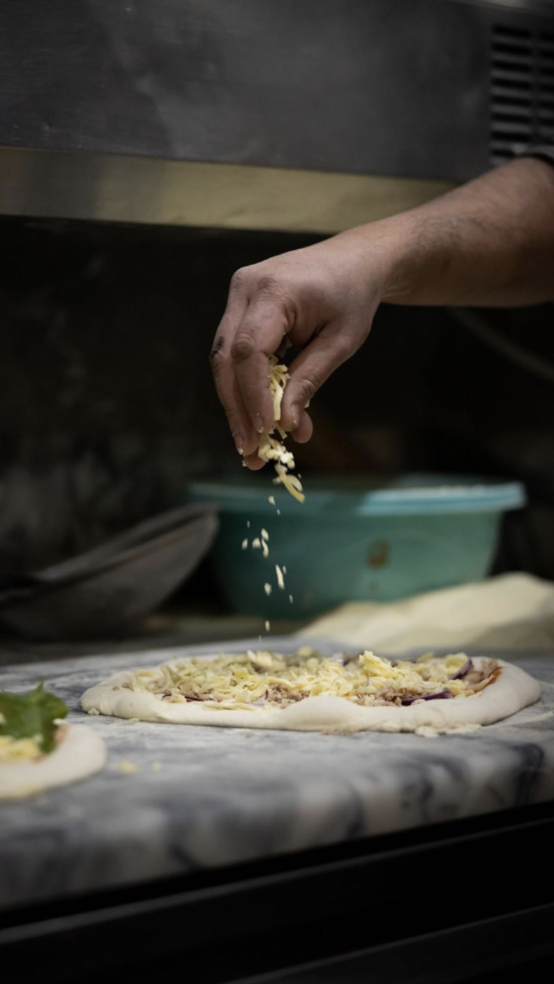 Frischer Pizzateig wird mit Käse belegt bei 450 Folded Dortmund