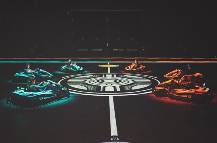 Battlekart-Fahrzeuge in Startformation auf digitalem Spielfeld in Dissen