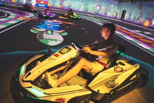 Battlekart-Fahrer in beleuchtetem Kart auf interaktiver Strecke in Dissen