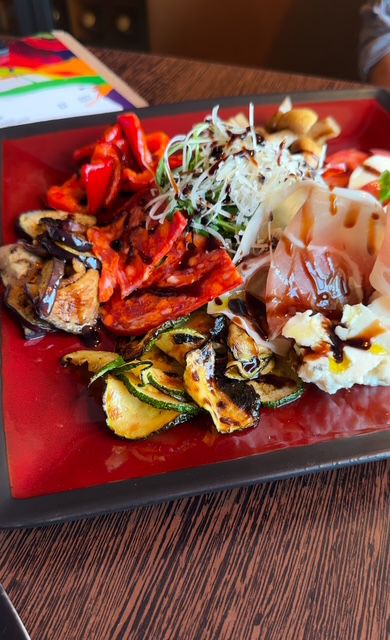 Bunter Antipasti-Teller mit gegrilltem Gemüse und Schinken im Restaurant Da Paolo 2 in Dortmund