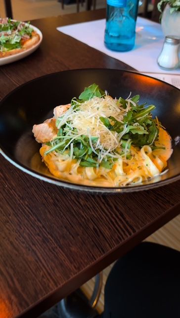 Bandnudeln mit Lachs, Rucola und Parmesan im Restaurant Da Paolo 2 in Dortmund