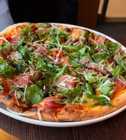 Frisch servierte Pizza mit Rucola und Parmaschinken im Restaurant Da Paolo 2 in Dortmund
