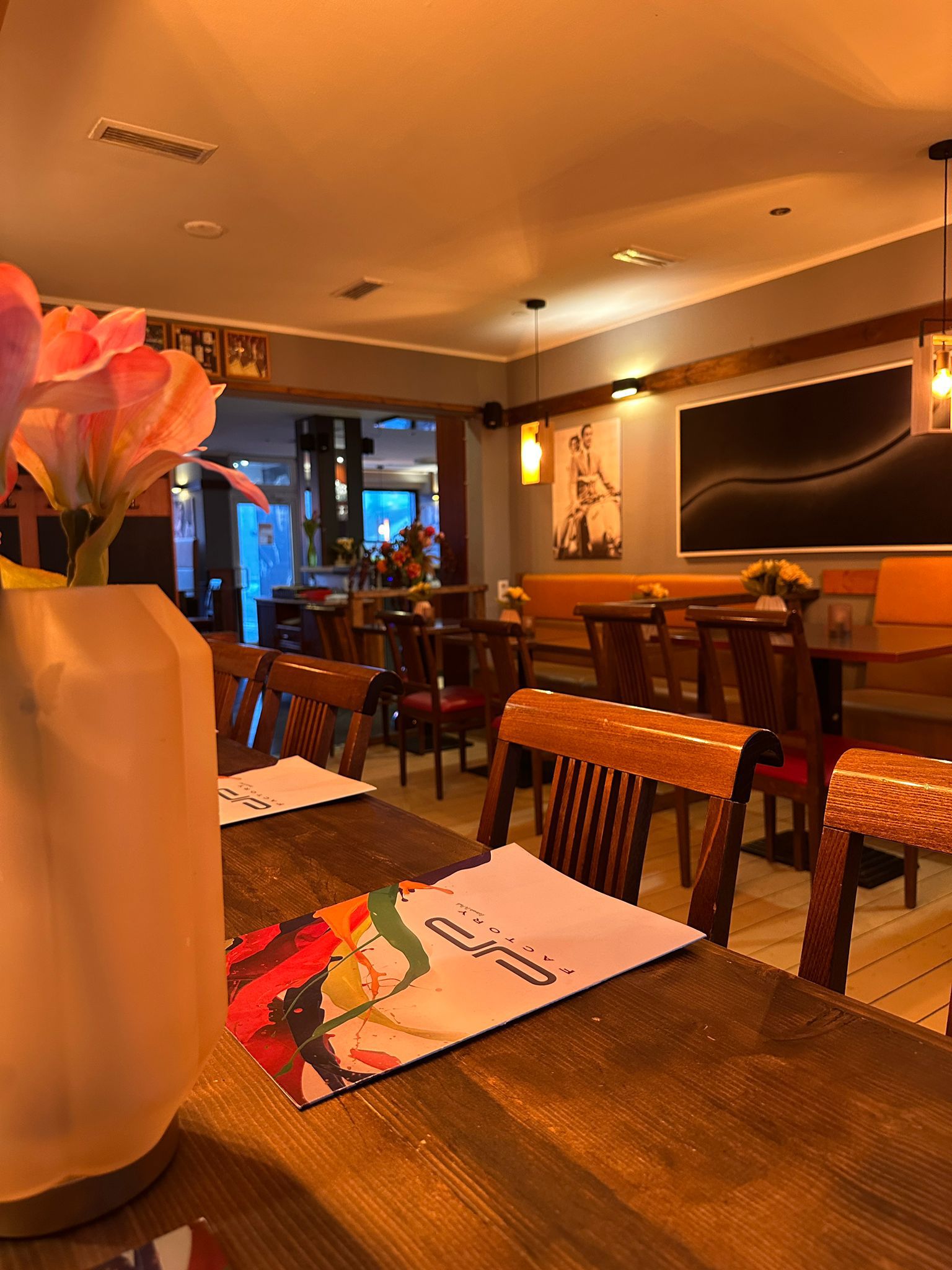 Gemütlicher Innenbereich des Restaurants Da Paolo 2 in Dortmund mit Holzmöbeln und stilvoller Beleuchtung