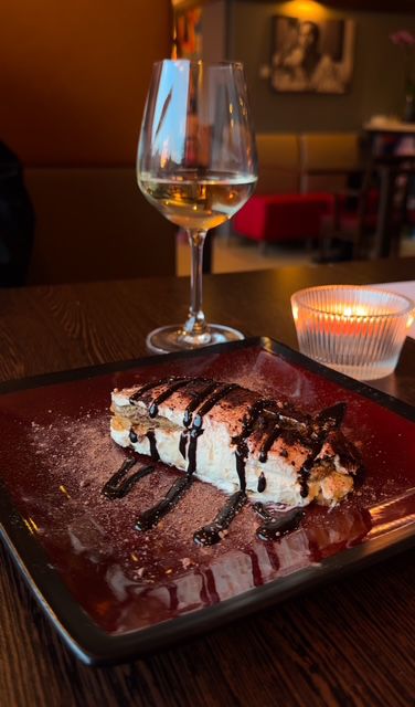 Tiramisu mit Schokoladensauce und einem Glas Wein im Restaurant Da Paolo 2 in Dortmund