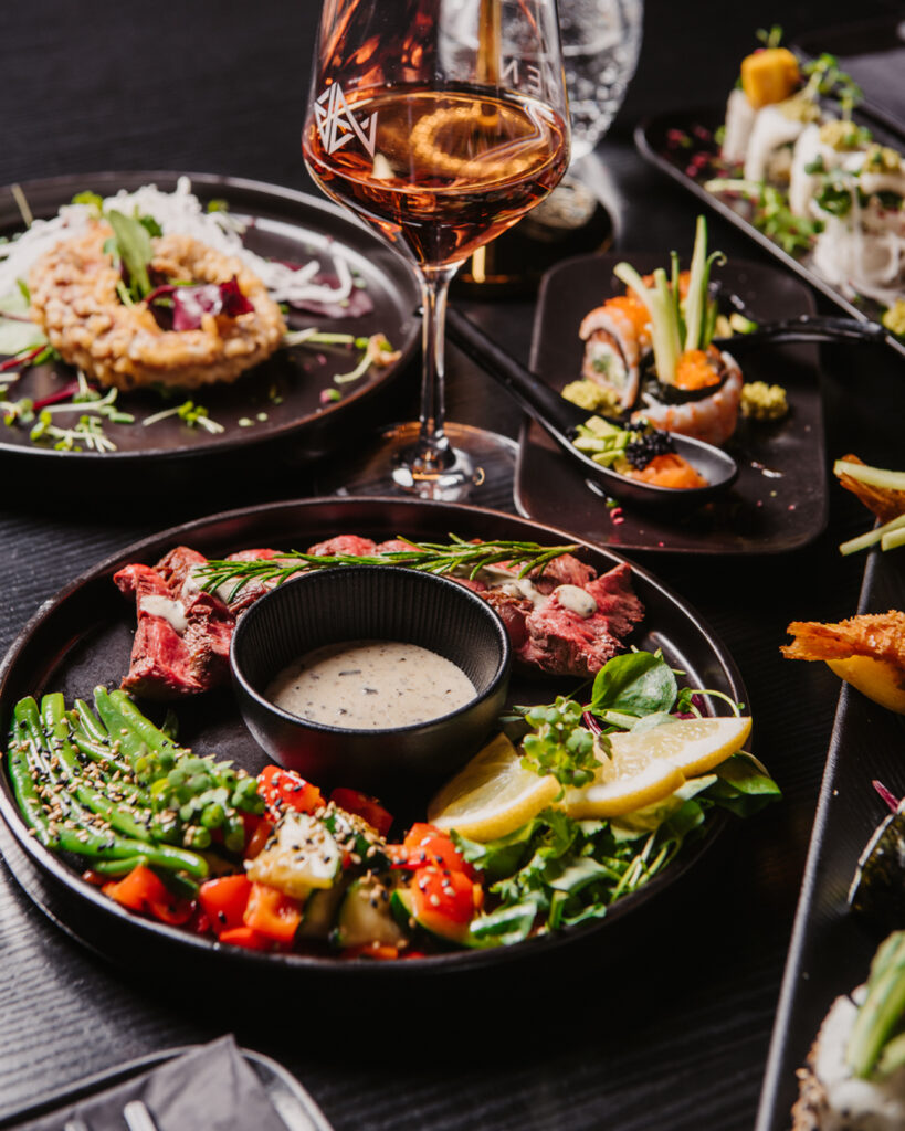 Exklusiv angerichtete Tellergerichte mit frischen Zutaten im DEN Restaurant Düsseldorf