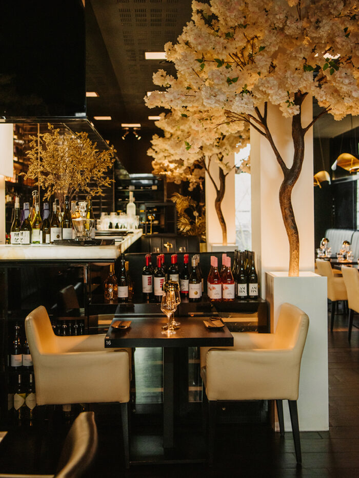 leganter Innenbereich mit Blütendekoration und stilvollen Sitzplätzen im DEN Restaurant Düsseldorf