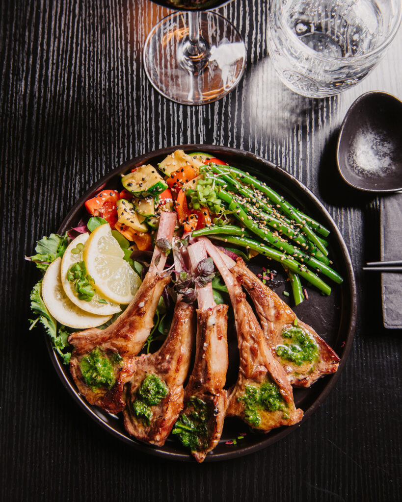 Gegrillte Lammkoteletts mit Gemüsebeilage im DEN Restaurant Düsseldorf