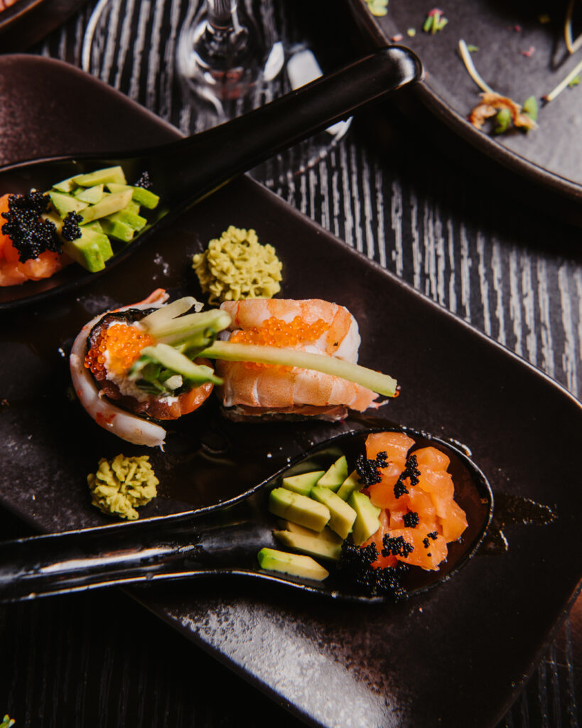 Fein angerichtete Sushi-Häppchen auf schwarzen Löffeln im DEN Restaurant Düsseldorf