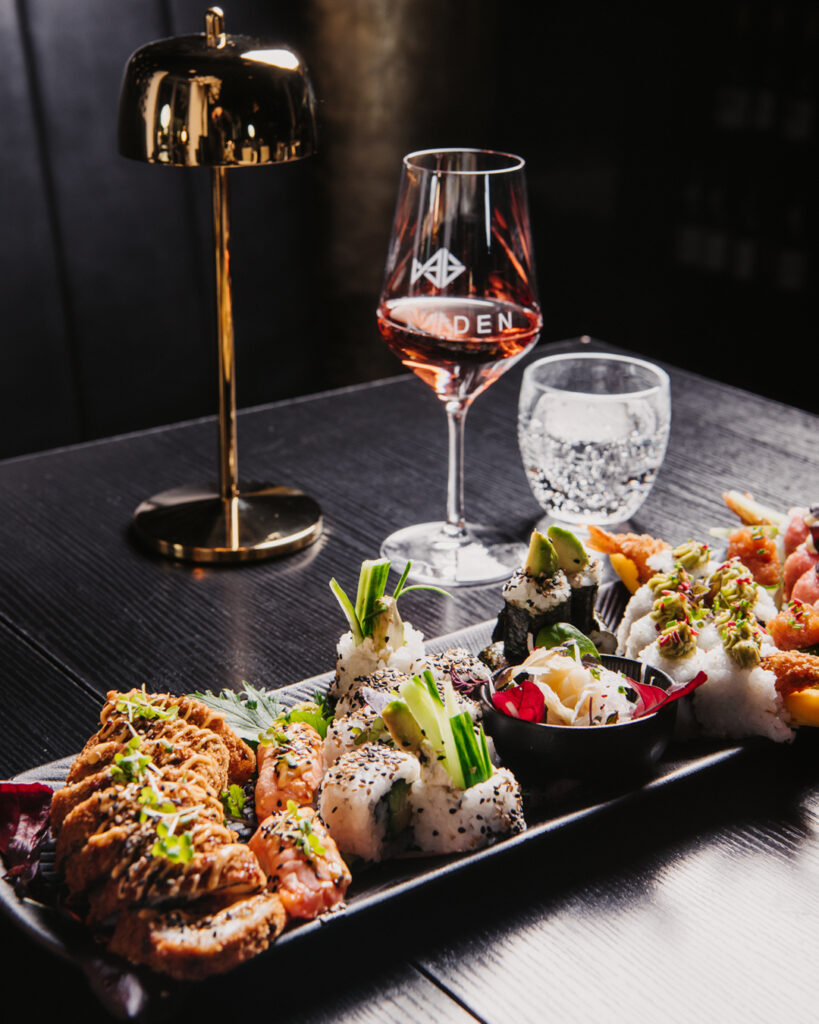 Edle Sushi-Auswahl mit einem Glas Roséwein im DEN Restaurant Düsseldorf