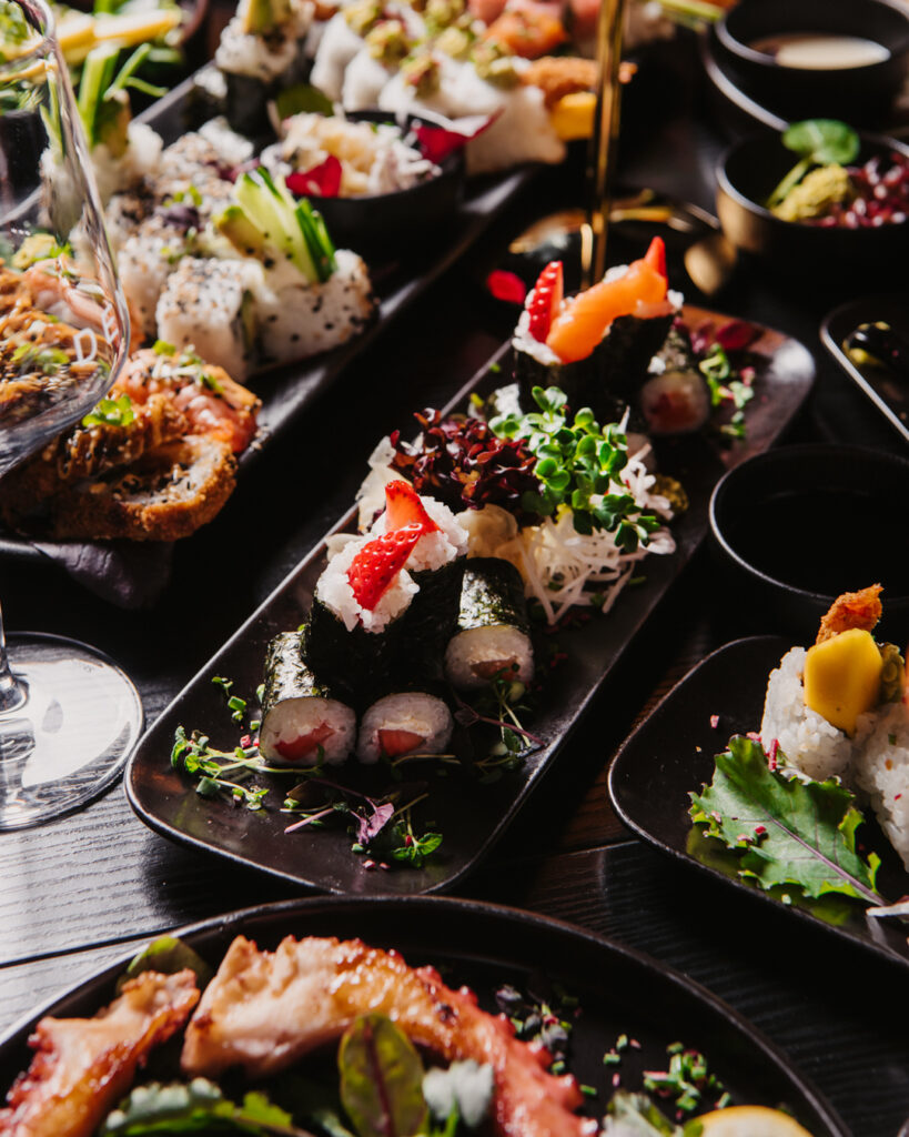 Auswahl feiner Sushi-Variationen auf schwarzen Tellern im DEN Restaurant Düsseldorf