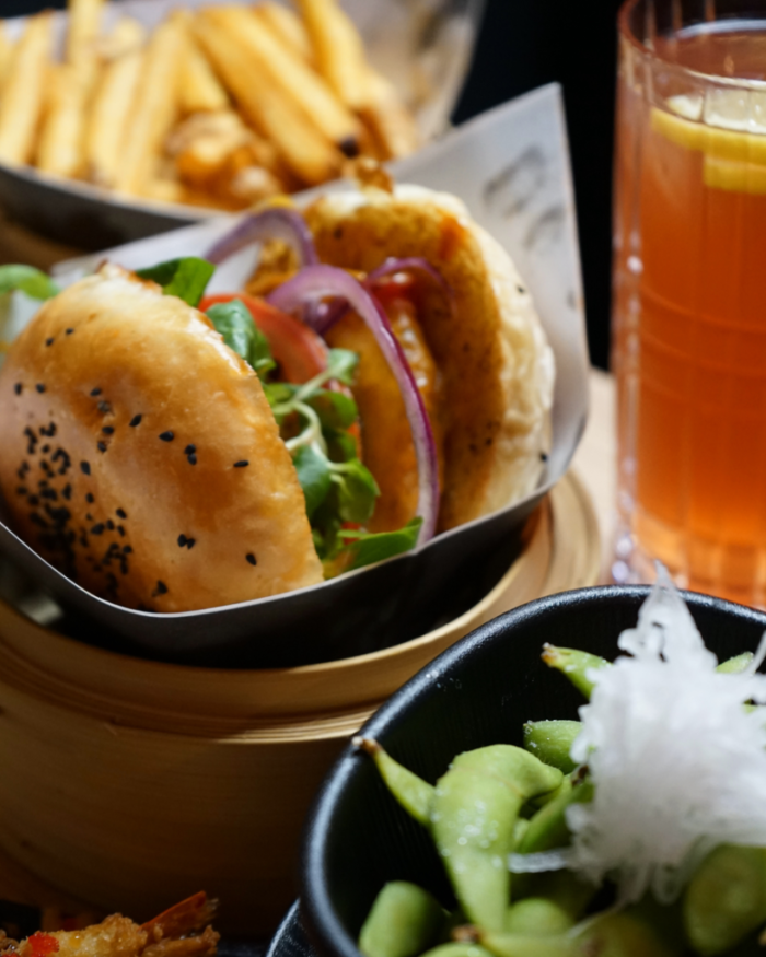 Burger mit Edamame, Pommes und Eistee bei Fave Fusion Düsseldorf