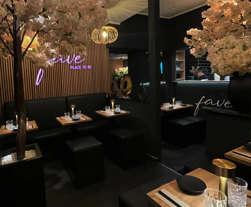 Moderner und stilvoll dekorierter Innenbereich bei Fave Fusion Düsseldorf