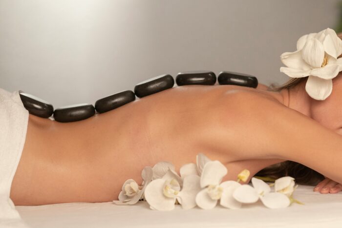 Hot-Stone-Massage mit warmen Steinen auf dem Rücken bei Maria Aestheticc in Essen