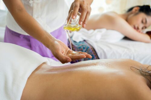 Öl wird vor einer entspannenden Massage bei Maria Aestheticc in Essen aufgetragen
