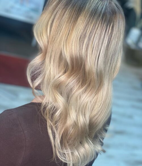 Blond gefärbtes Haar mit sanften Wellen bei Miraz Hair & Beauty Dortmund