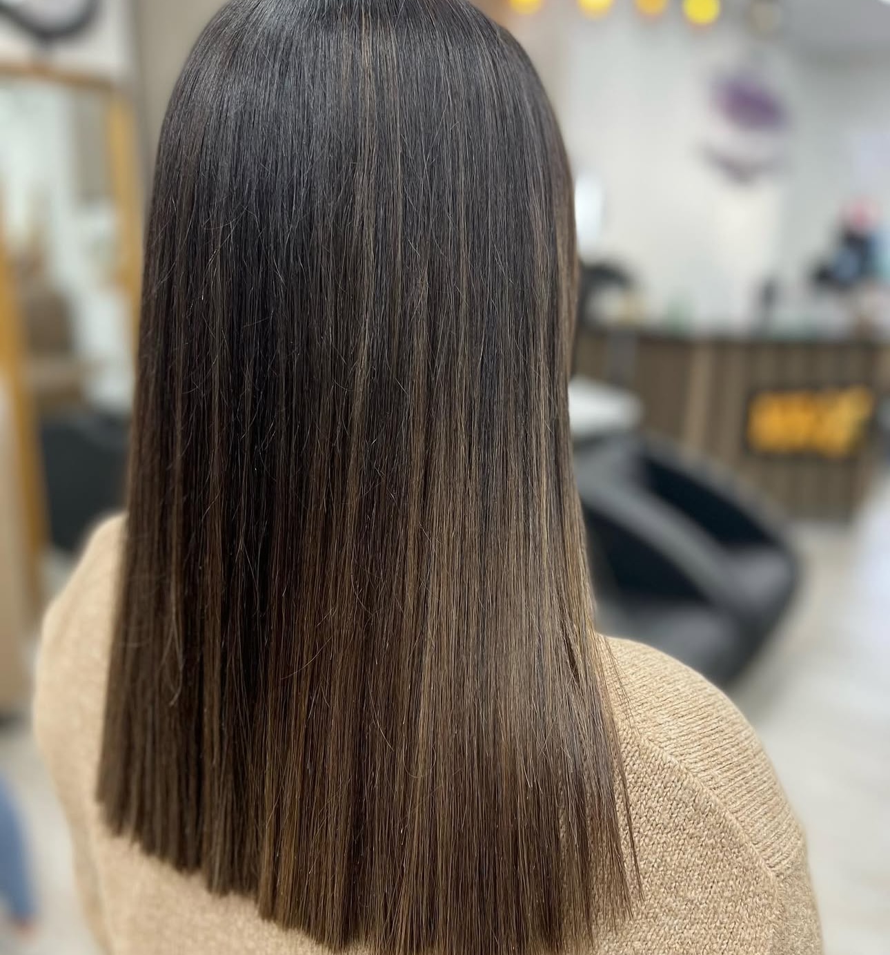 Gerade und glatt gestyltes Haar mit sanftem Farbverlauf bei Miraz Hair & Beauty Dortmund