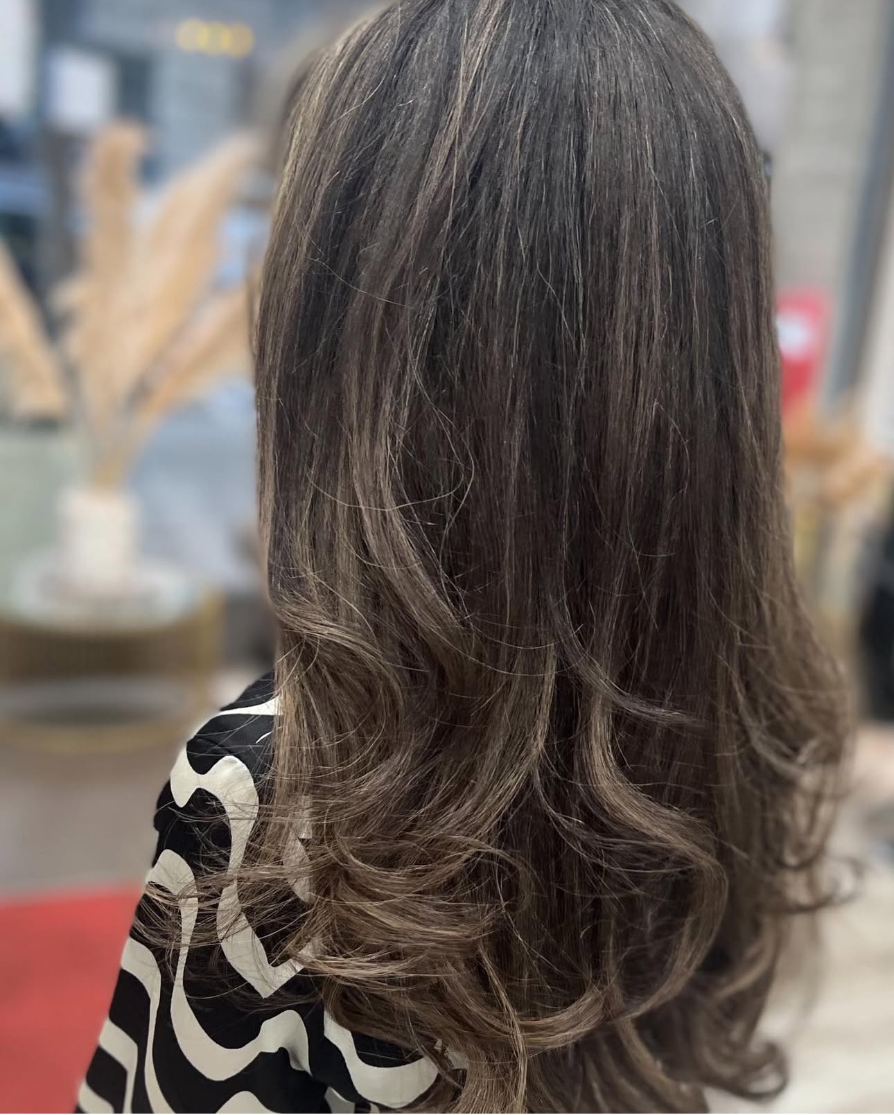 Frisch gestylte lange Haare mit sanften Wellen bei Miraz Hair & Beauty Dortmund