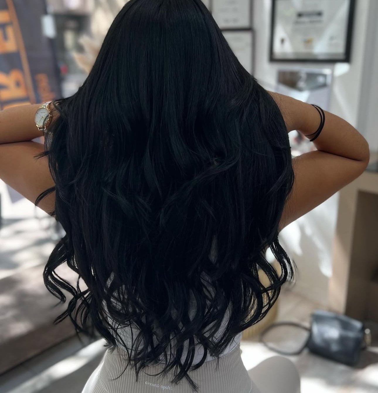 Langes, dunkel gestyltes Haar mit großen Locken bei Miraz Hair & Beauty Dortmund