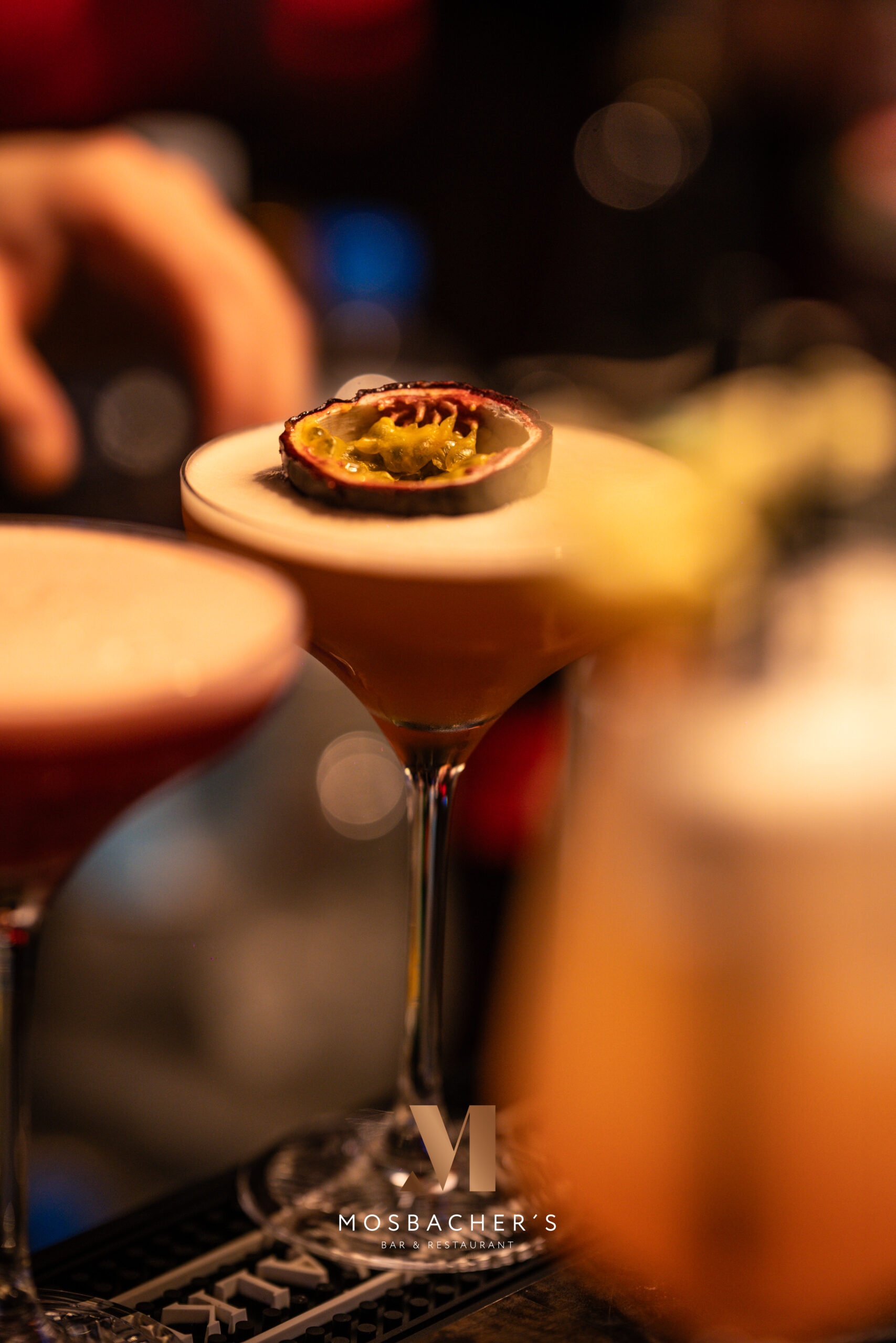 leganter Cocktail mit halber Passionsfrucht als Garnitur im Mosbacher’s Gelsenkirchen