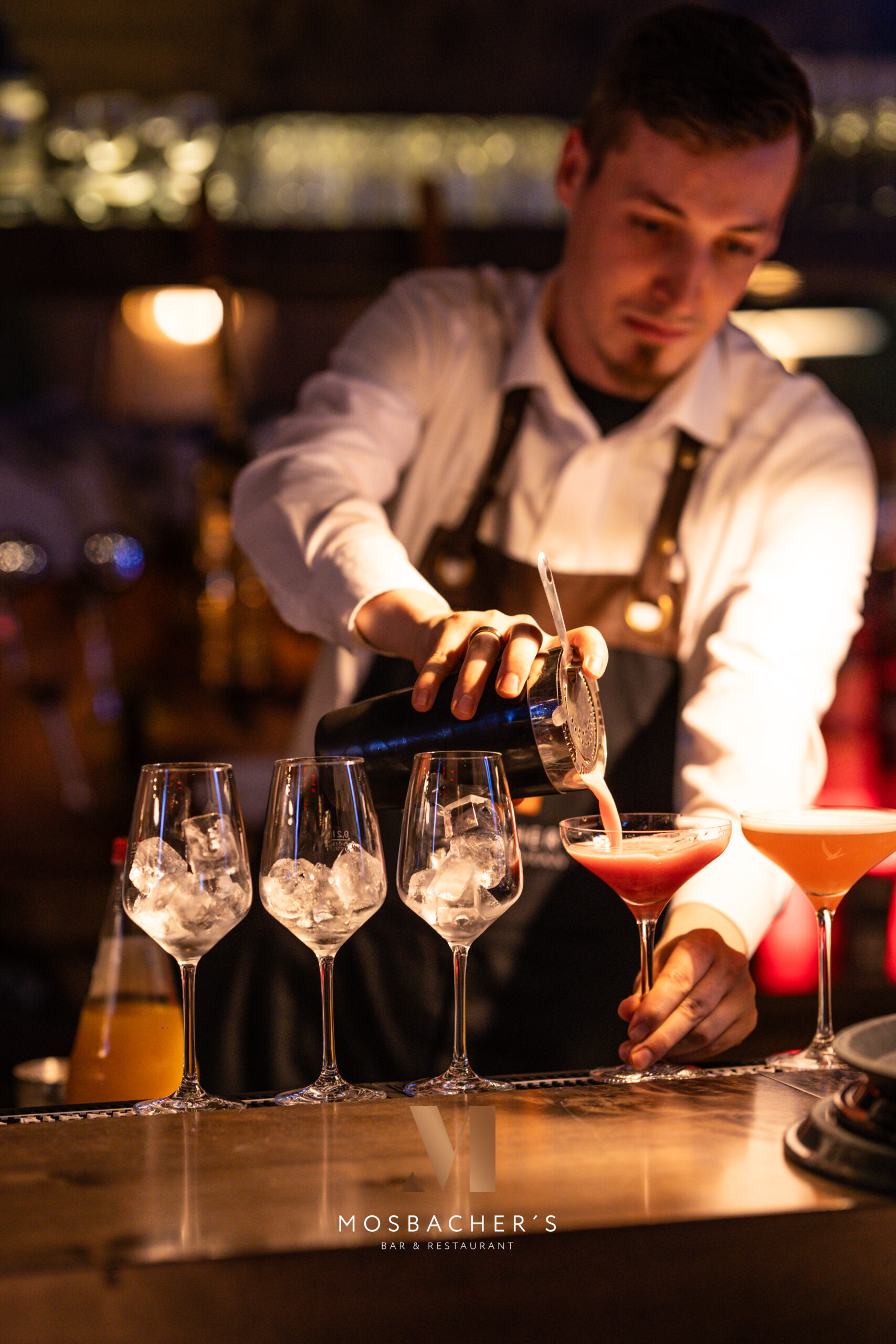 Barkeeper schenkt frische Cocktails an der Bar im Mosbacher’s Gelsenkirchen ein