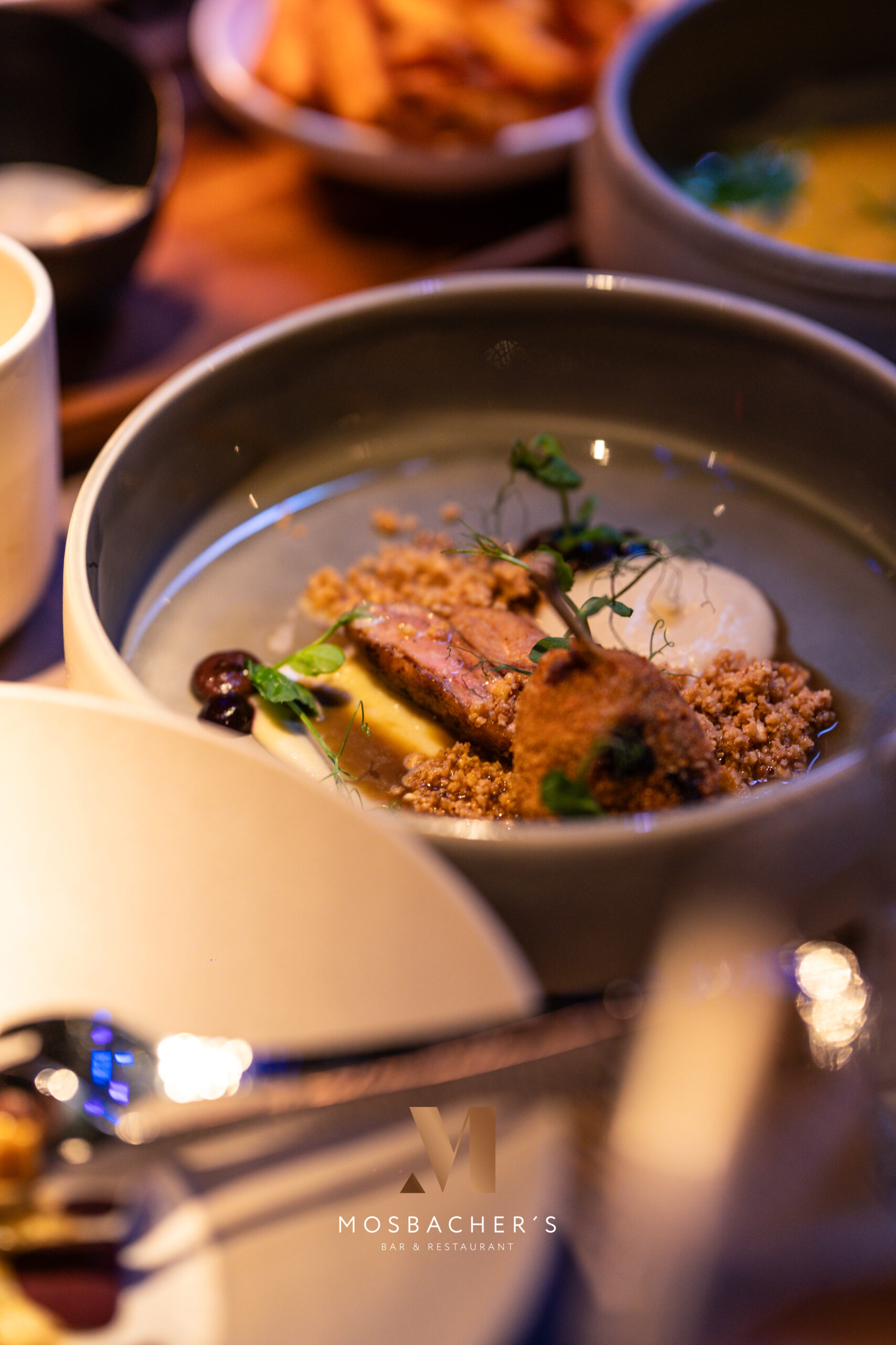 reativ angerichtete Vorspeise mit Fleisch, Crumble und Creme im Mosbacher’s Gelsenkirchen