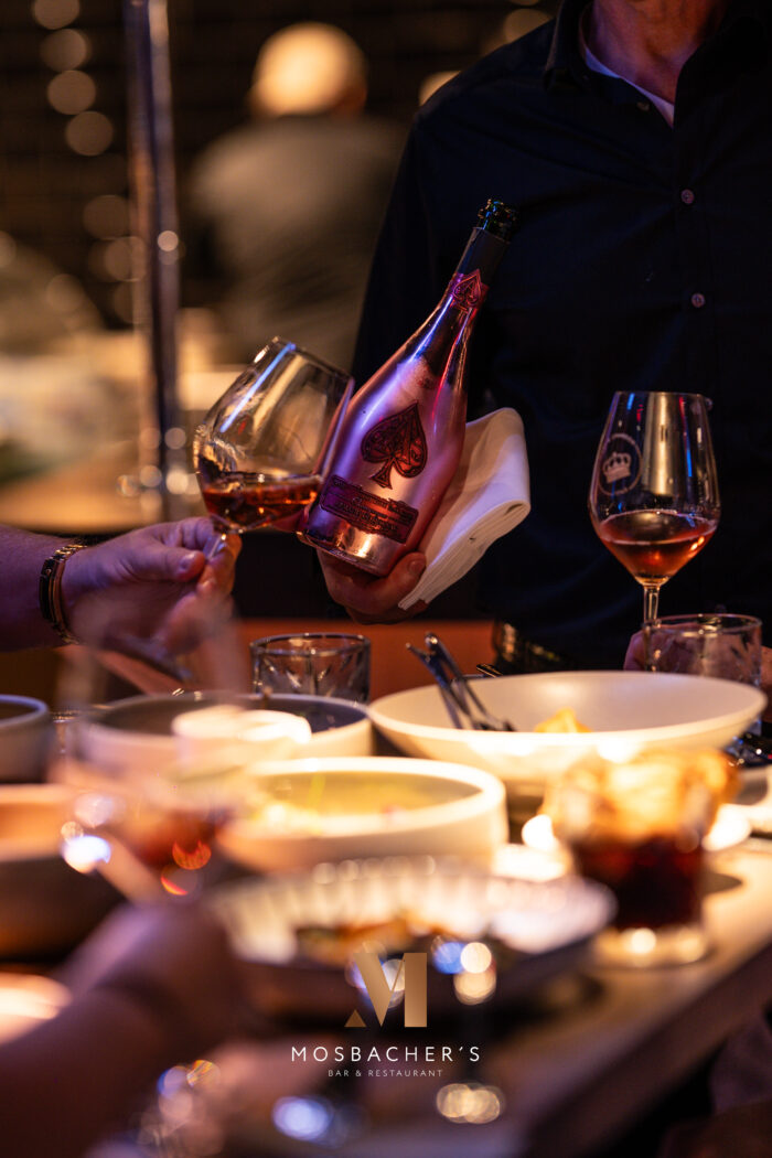 Roséwein wird stilvoll bei Tisch im Mosbacher’s Gelsenkirchen eingeschenkt