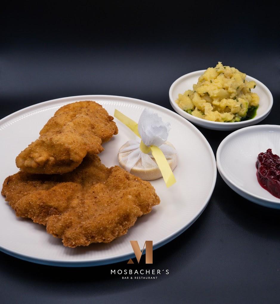 Wiener Schnitzel mit Kartoffelsalat und Preiselbeeren im Mosbachers Gelsenkirchen serviert