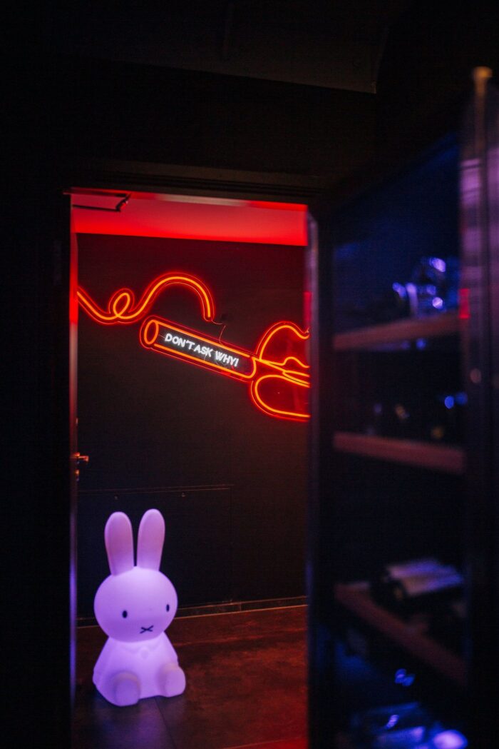 Neon-Schild und Miffy-Figur im stylischen Ambiente von Oishinbo Dortmund
