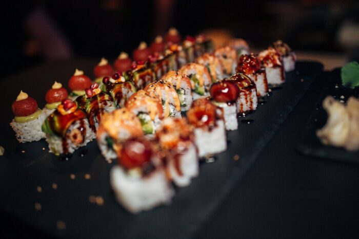 Aufwendig angerichtete Sushi-Platte mit Toppings im Oishinbo Dortmund