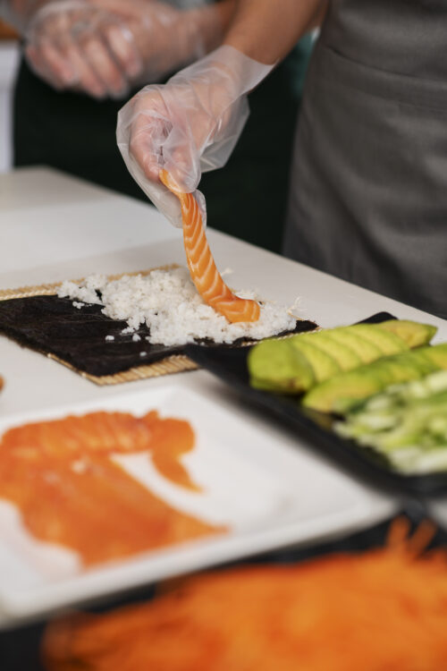 Frische Sushi-Zubereitung mit Lachs im Oishinbo Dortmund