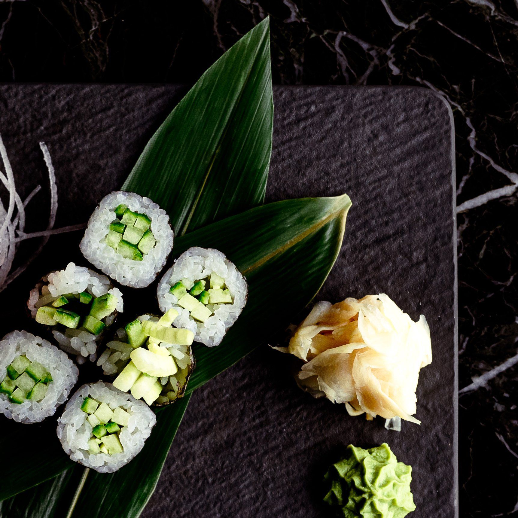 Vegane Sushirollen mit Gurke und Avocado im Oishinbo Dortmund serviert