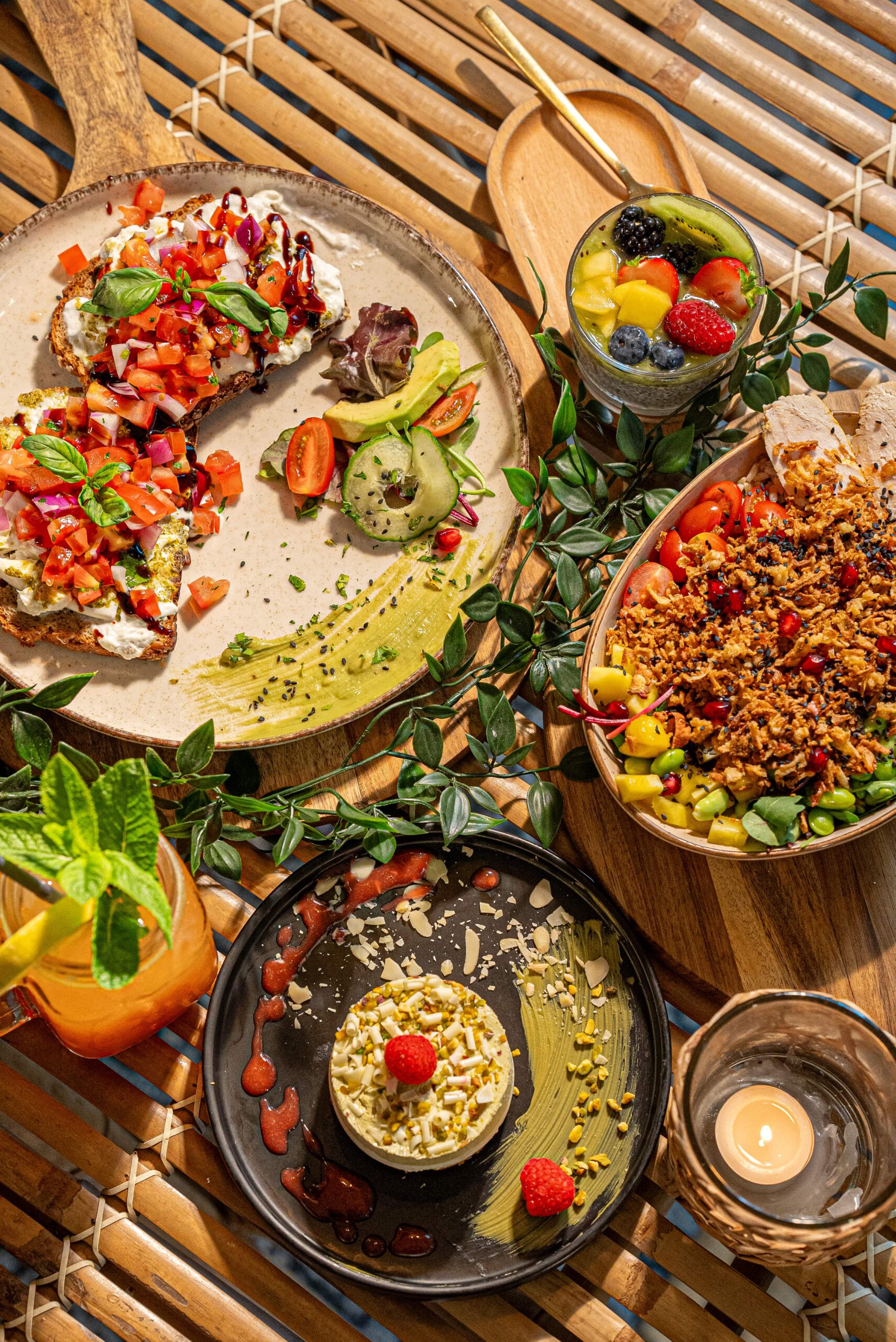 Vielfältige Frühstücks- und Brunch-Auswahl mit Bowls, Toasts und Desserts im Sorella Gelsenkirchen