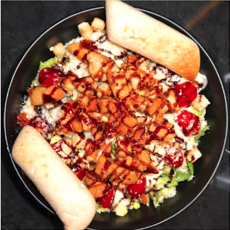 Frischer Salat mit Hähnchenstücken, Tomaten und Brot in der Riya Café Bar Duisburg