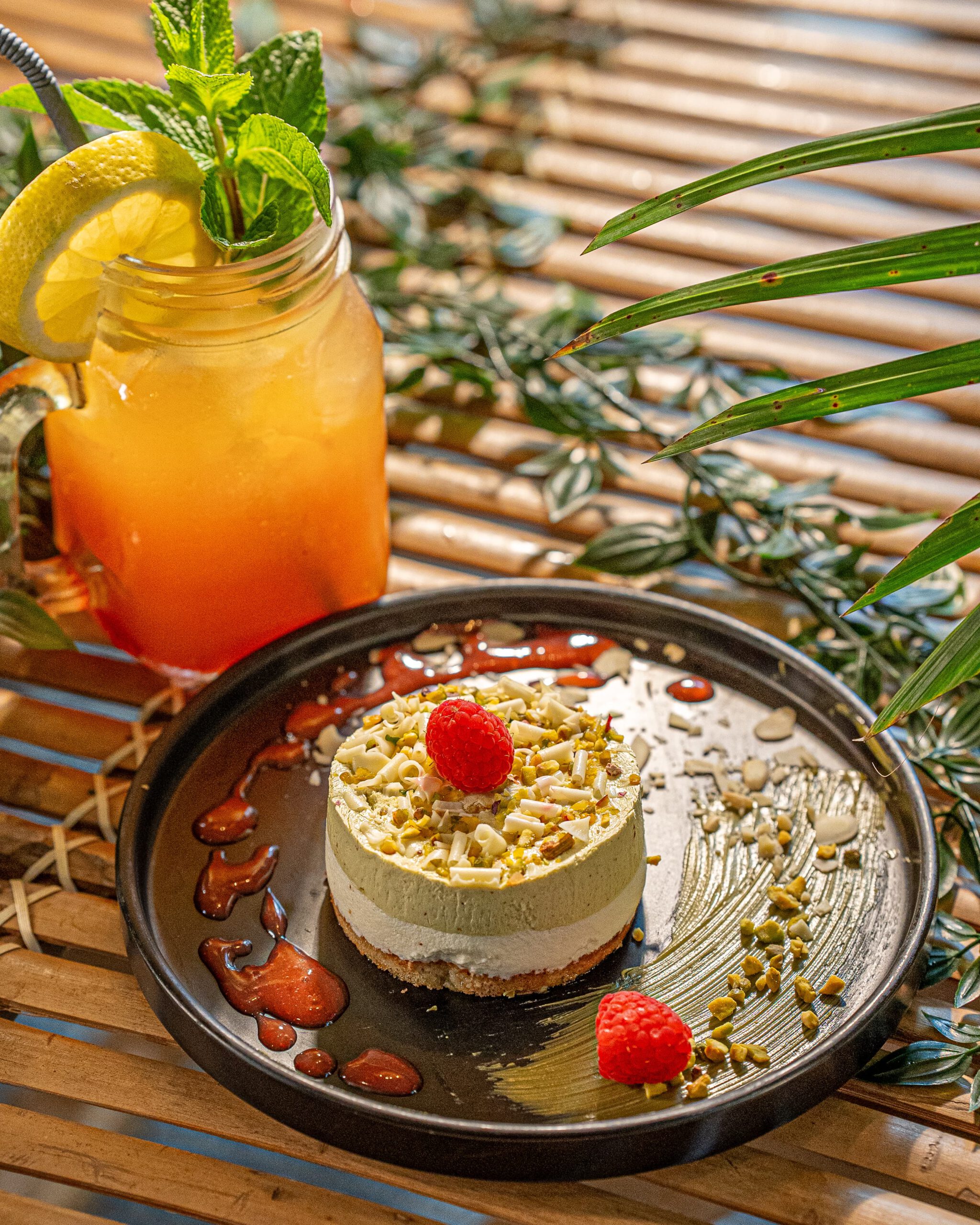 Pistazien-Dessert mit Himbeeren und erfrischendem Cocktail im Sorella Gelsenkirchen