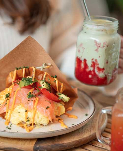 Herzhaftes Sandwitch mit Lachs und Avocado, dazu ein Erdbeer-Smoothie im Sorella Gelsenkirchen