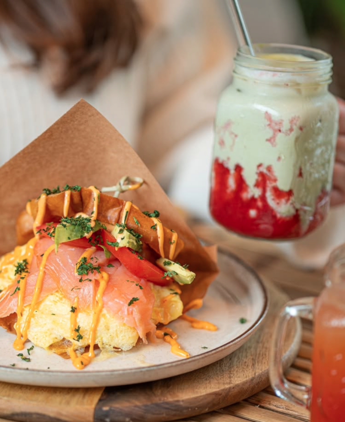 Sandwich mit Lachs, Avocado und Käse, dazu ein Erdbeer-Smoothie im Sorella Gelsenkirchen