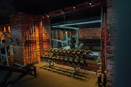 Hantelbereich mit Spiegelwand und freiem Gewichtstraining im T-Flex Fitnessstudio Dortmund