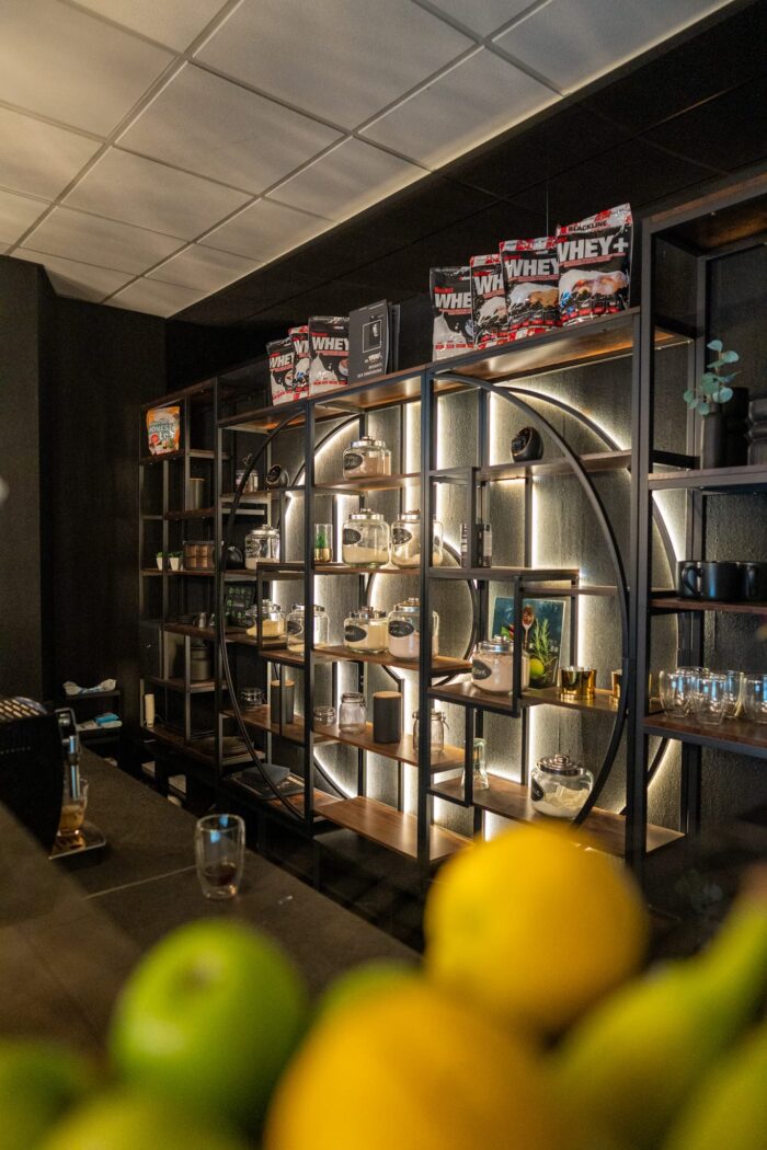 Modern beleuchtetes Regal mit Fitnessprodukten und Nahrungsergänzungsmitteln im T-Flex Dortmund