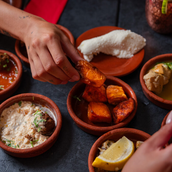 Nahaufnahme von verschiedenen Tapas in kleinen Tonschälchen bei Tapas & More Dortmund