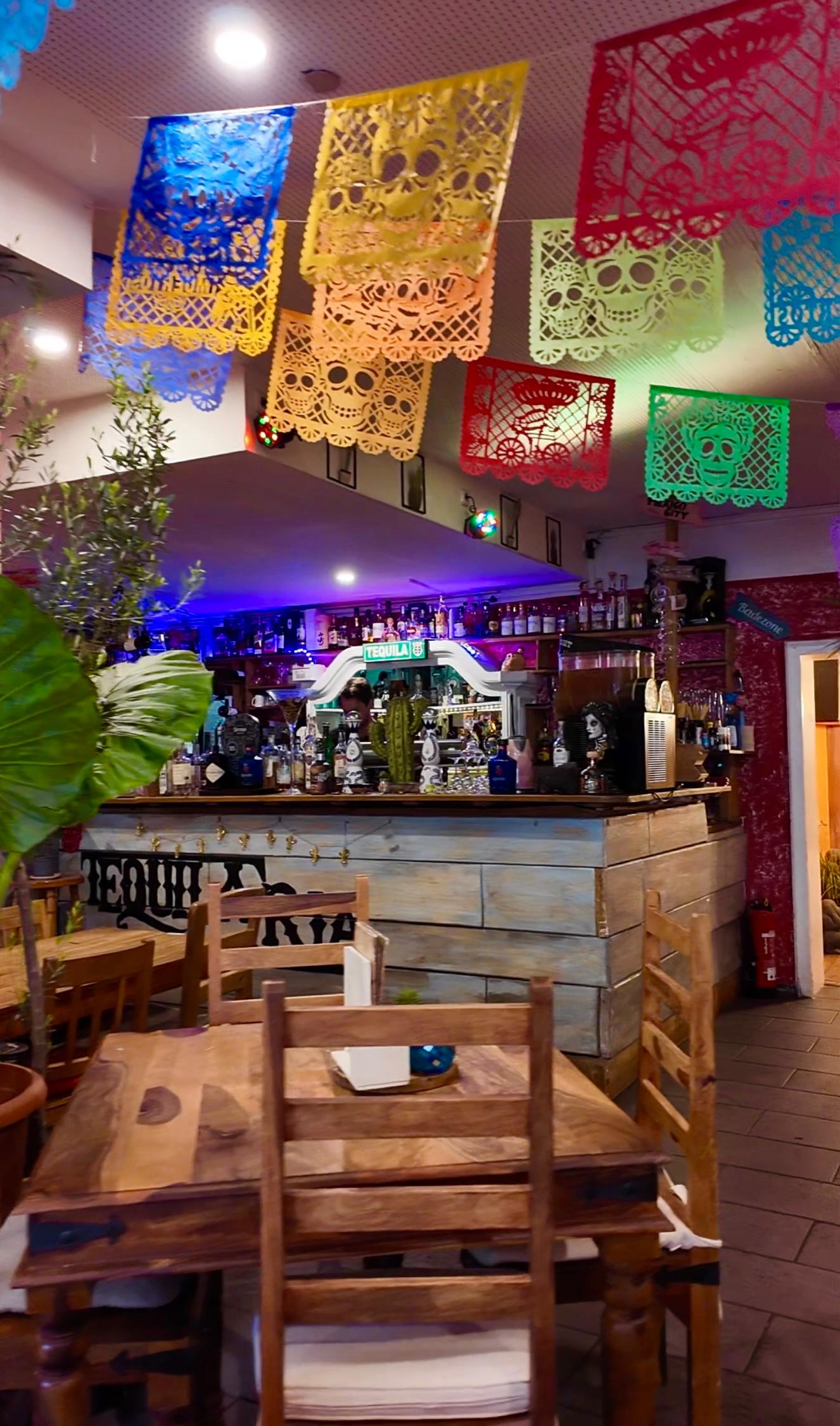 Farbenfroher Barbereich mit mexikanischen Dekorationen im Tequilaria Bochum