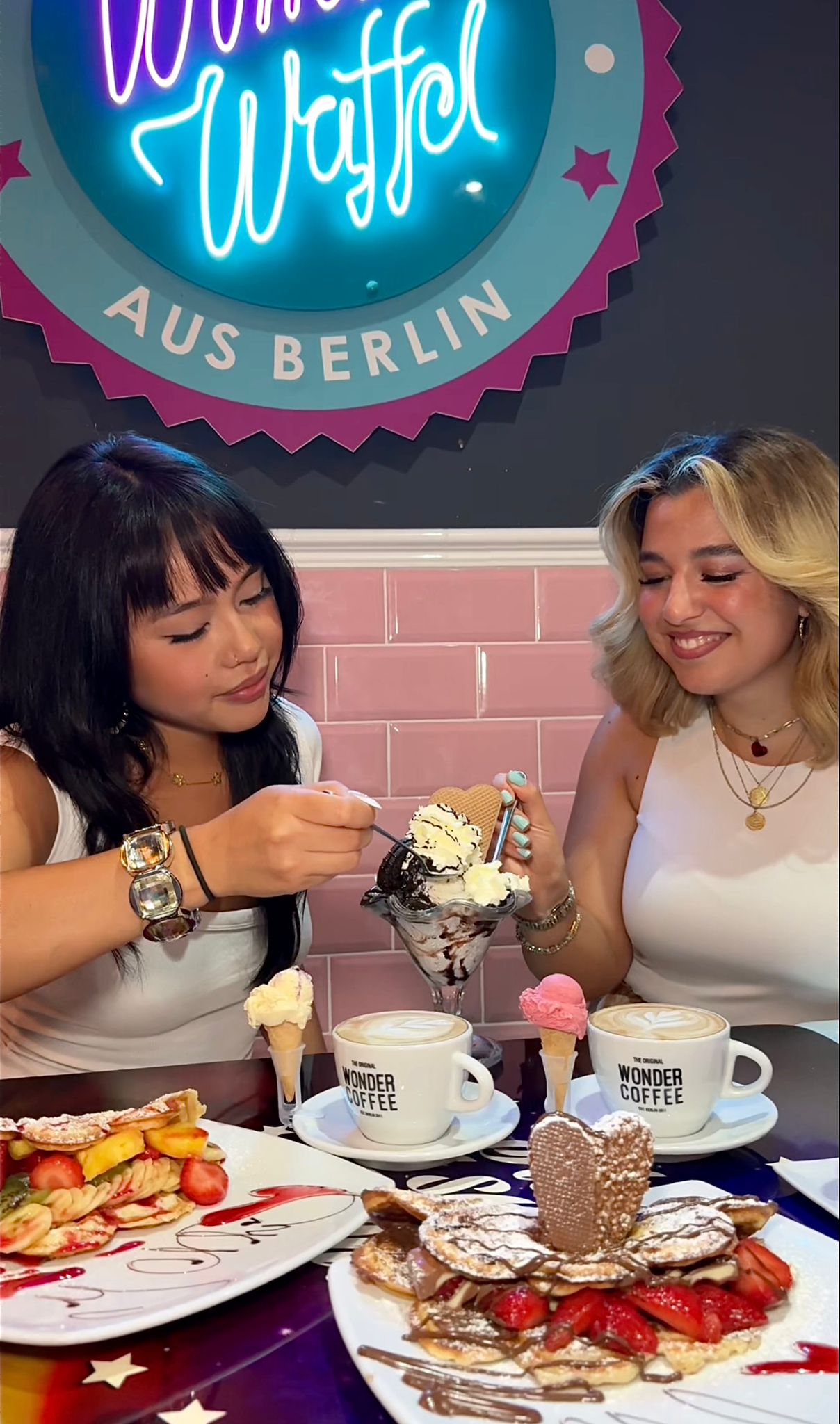 Zwei Frauen genießen gemeinsam einen Eisbecher bei Wonderwaffel Dortmund