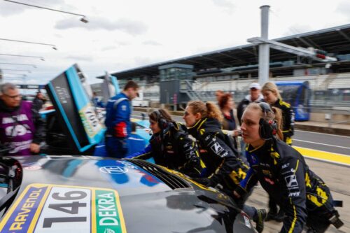 Frauen-Boxenteam von WS Racing bewegt Rennfahrzeug in der Boxengasse