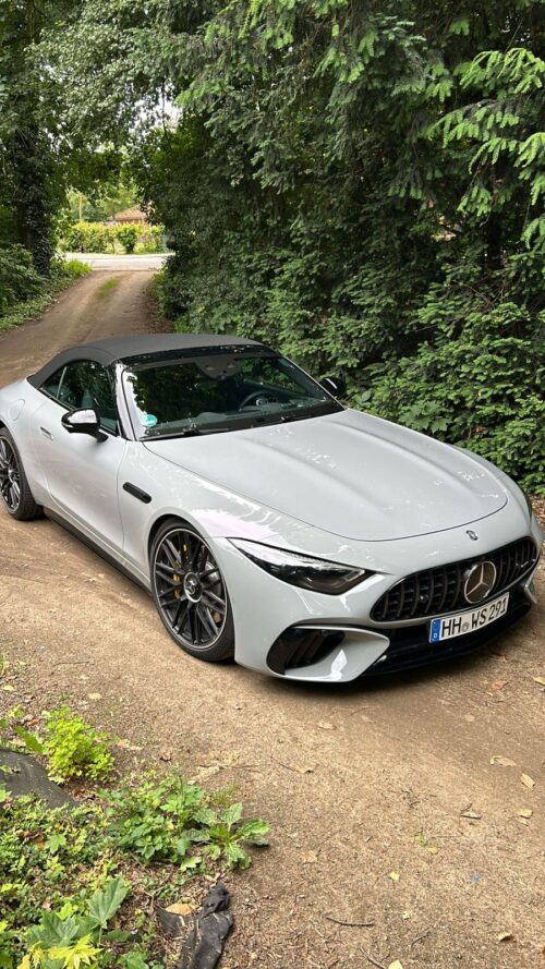Silberner Mercedes-AMG SL Roadster auf Waldweg – sportlicher Mietwagen von WS Racing zum Selbstfahren