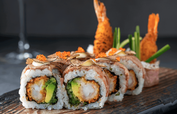 Fein angerichtete Sushi Rolls mit Tempura-Garnelen und Avocado im Zweigleisig Düsseldorf