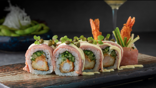 Sushi Rolls mit Tempura-Garnelen und feiner Creme garniert im Zweigleisig Düsseldorf