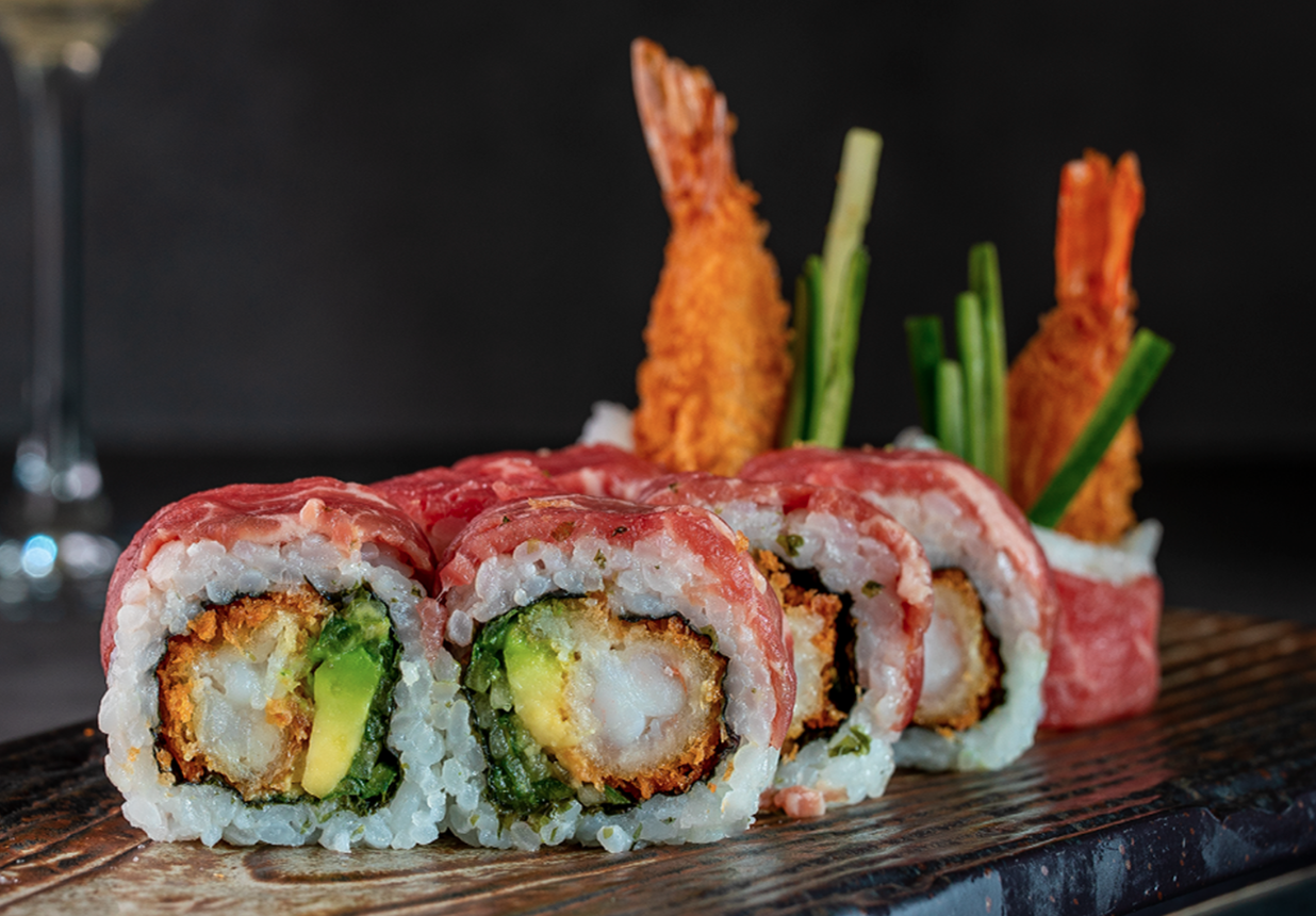 Sushi Rolls mit Tempura-Garnelen und Rindfleisch-Topping im Zweigleisig Düsseldorf