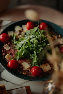 Gourmet-Hauptgericht mit Fleisch, Sauce und Gemüse im Restaurant Akropolis in Unna