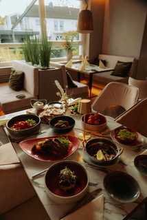 Tisch im Restaurant Akropolis in Unna, gedeckt mit mediterranen Spezialitäten und stilvollem Ambiente